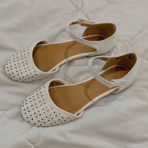 White American Eagle Flats / Dress Shoes Size 5